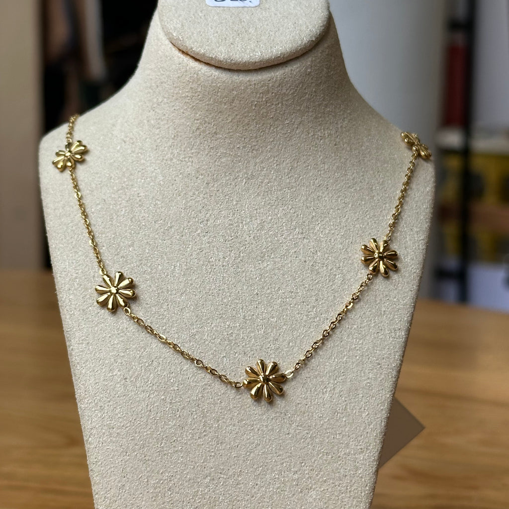 Flowers necklace simplicity