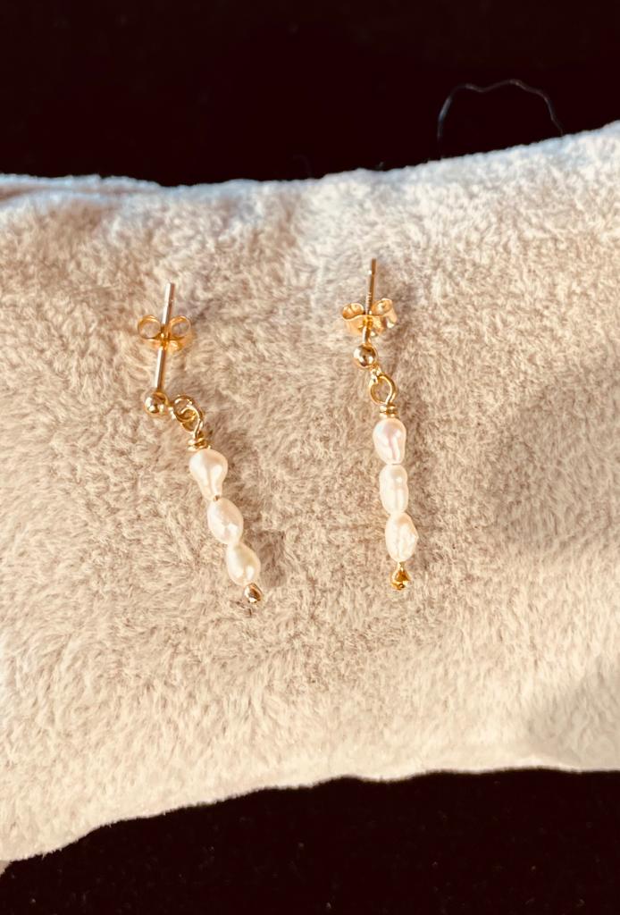 Mini pearl beard drop earrings