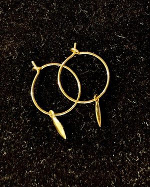 Wire hoop earrings with leaf pendant