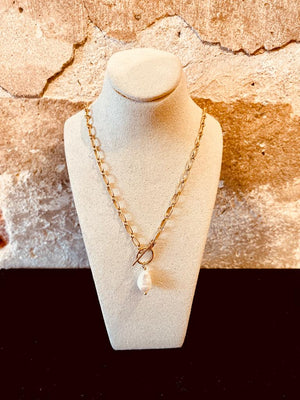 Chunky necklace with toggle clasp and pearl pendant