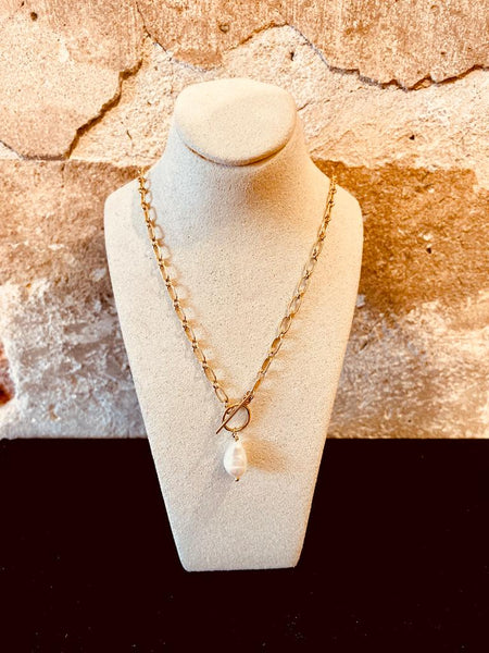 Chunky necklace with toggle clasp and pearl pendant