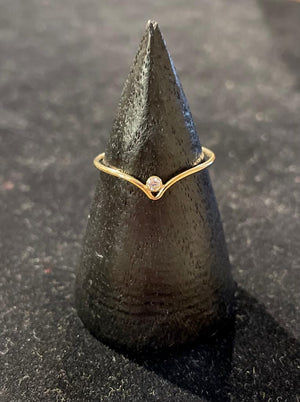 Chevron pointy stacking ring with zirkonia